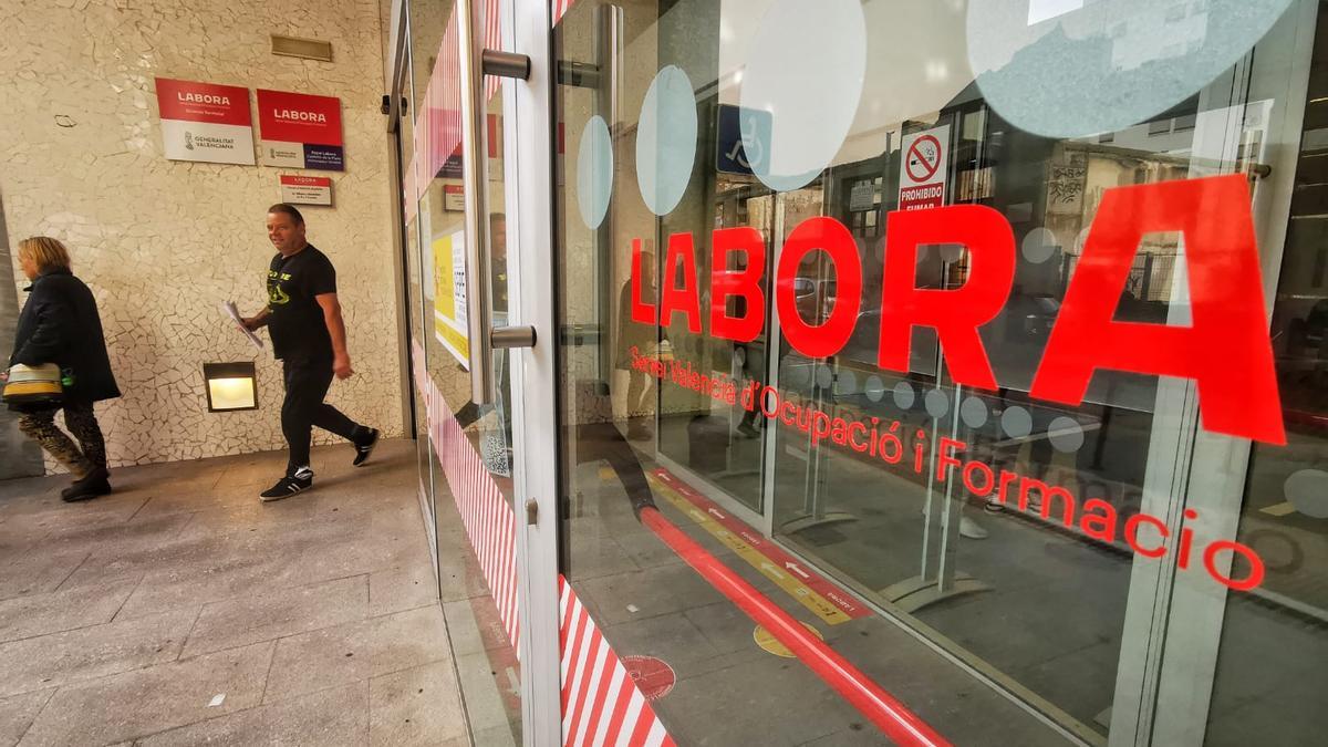 Acceso a una de las oficinas del servicio de empleo, Labora, en Castellón.