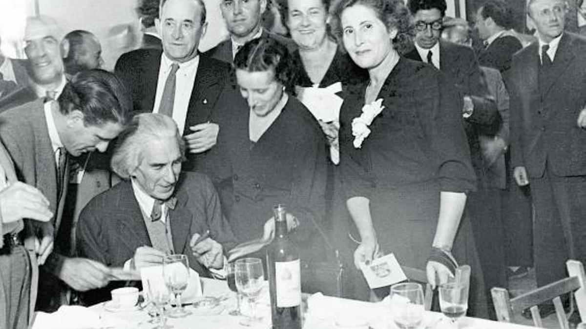 Evaristo Valle firmando autógrafos a los postres de un banquete en honor a Mariano Moré en el merendero Parque Venecia de Veriña (Gijón), 28 de agosto de 1948. Copia de época. Archivo Fundación Museo Evaristo Valle