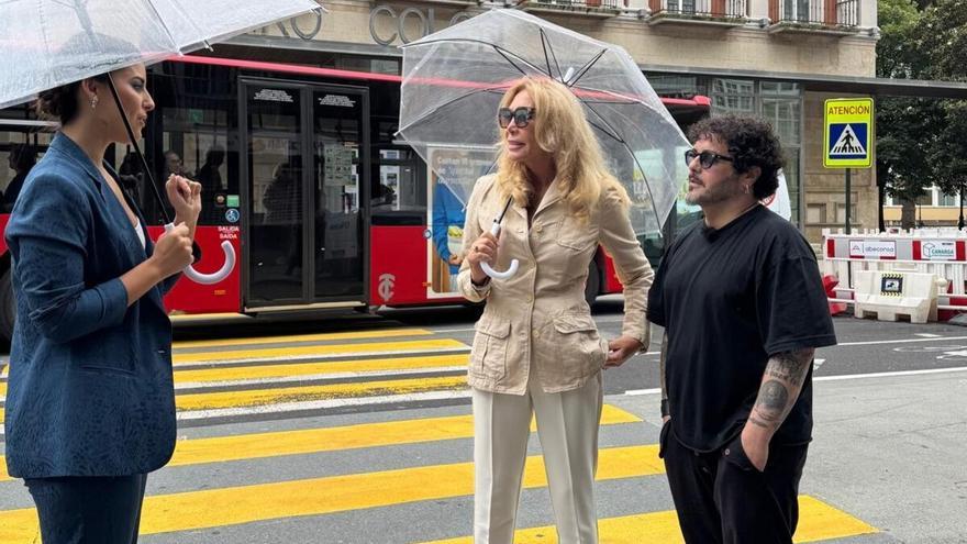 Norma Duval enseña a David Perdomo cómo bajar las escaleras mirando al frente
