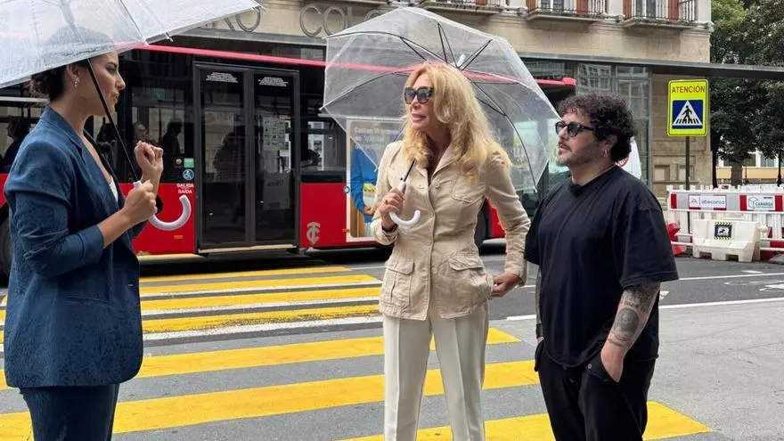 Norma Duval enseña a David Perdomo cómo bajar las escaleras mirando al frente