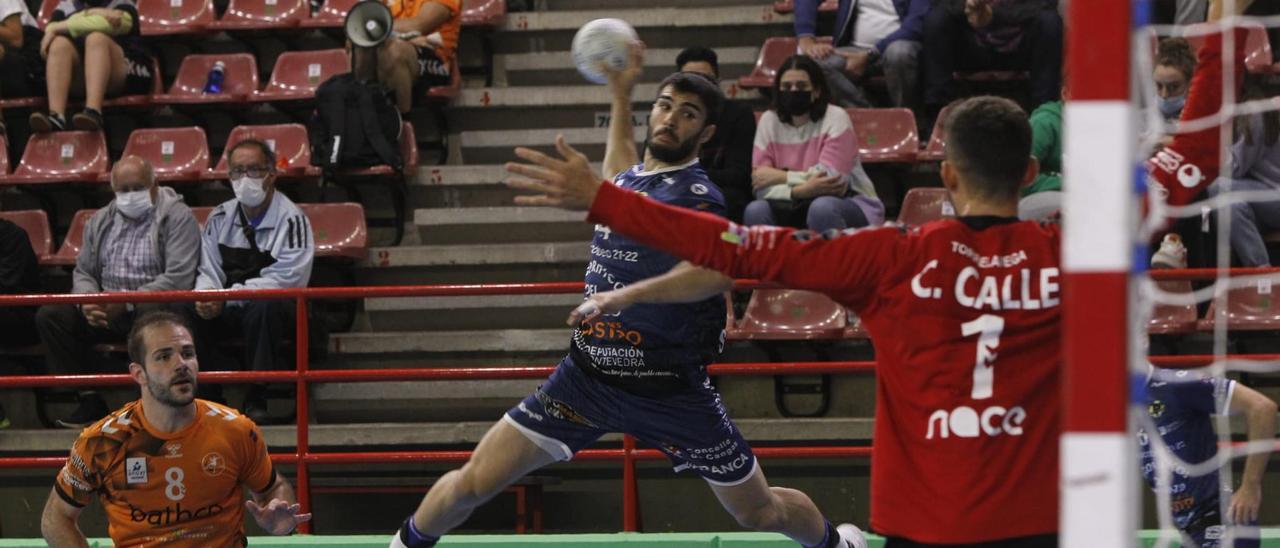 Santi López intenta batir a Carlos Calle ante la mirada de Alonso Moreno en el encuentro de ayer en Torrelavega. |  // CORTESÍA LUIS PALOMEQUE