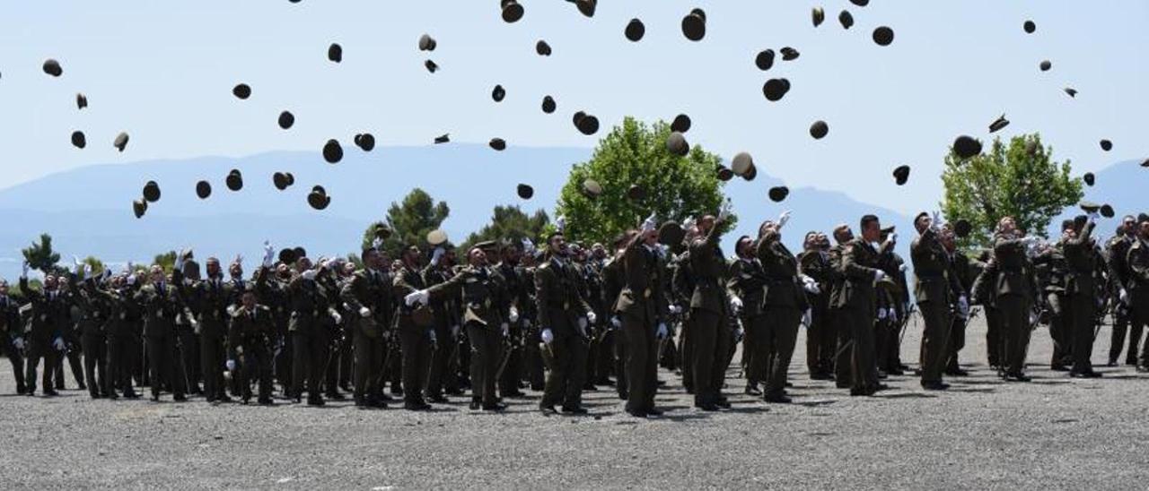 Suboficiales de la Academia del Ejército en Talarn (Lleida) celebran la entrega de despachos.