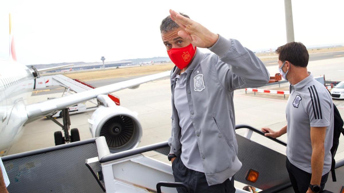 Luis Enrique y la expedición de la selección española antes de volar hacia Kosovo