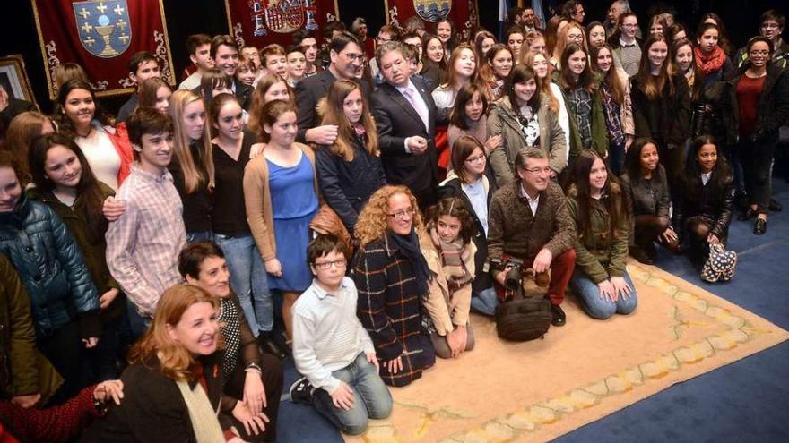 Los alumnos del instituto se subieron al escenario para hacerse una foto de familia con su director, Carlos García, y el alcalde. // Rafa Vázquez