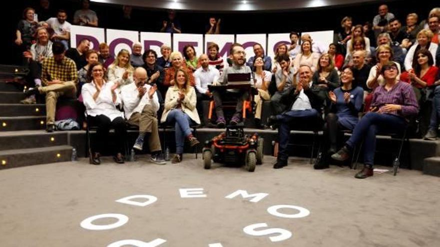 Echenique en el Auditorio de la Diputación de Alicante, ayer, con Dalmau y Pilar Lima.