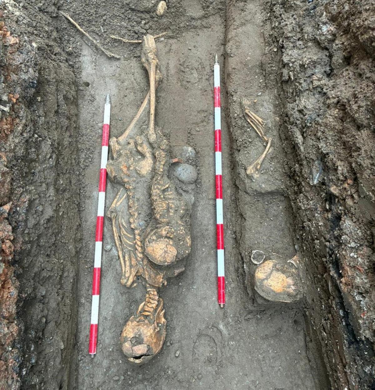 Imagen de una de las tumbas encontradas en Estepona.