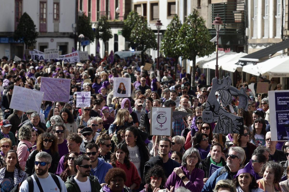 EN IMÁGENES: Un multitudinario y diverso 8M desborda las calles de Villaviciosa y celebra a la mujer rural