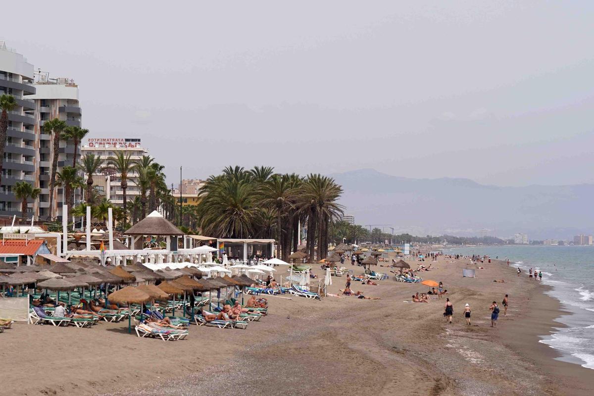 MLG 13-05-2024.-Playa del Bajondillo en Torremolinos, donde ha sido una de las playas del litoral español en conseguir la bandera azul