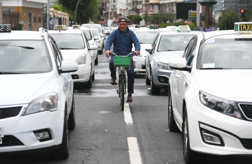 Protesta de taxistas coruñeses contra Uber y Cabify