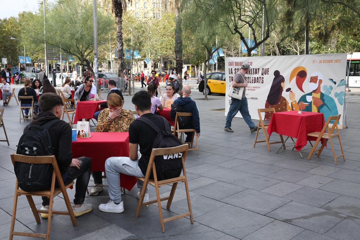 Campaña del Hospital Sant Joan de Dèu Cafè Solidari contra la soledad no deseada en la plaça Universitat de Barcelona