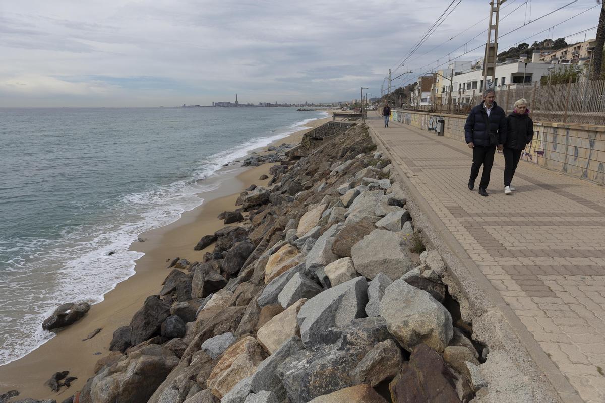 Lo que queda de playa junto al paseo marítimo de Montgat.