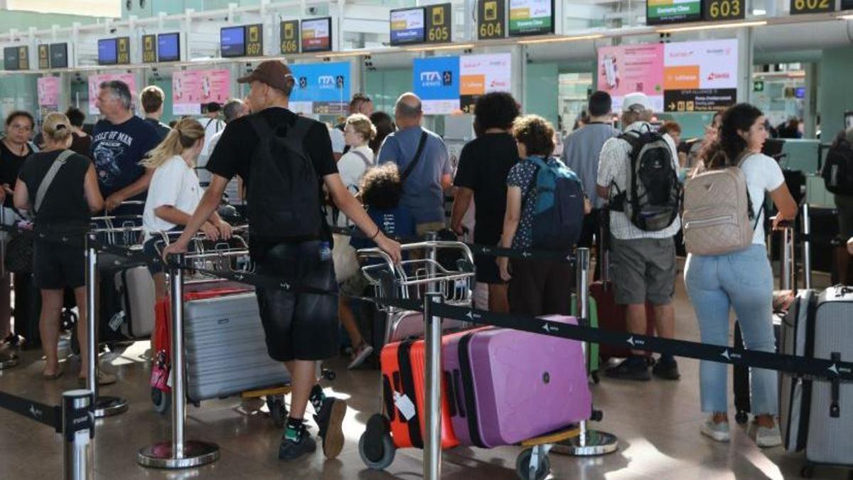 Cues en una aerolínia a l'aeroport del Prat