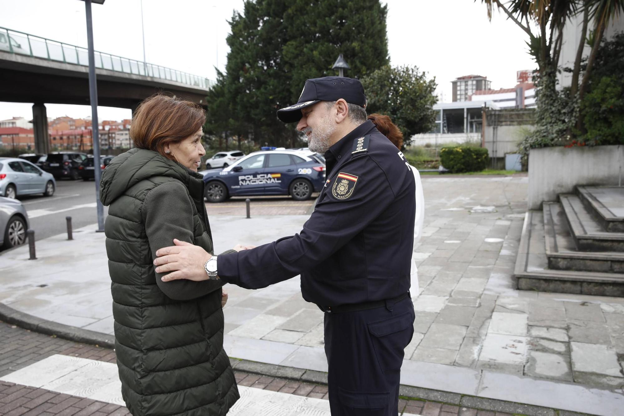 La visita de Carmen Moriyón y Nuria Bravo a la Comisaría de la Policía Nacional, en imágenes