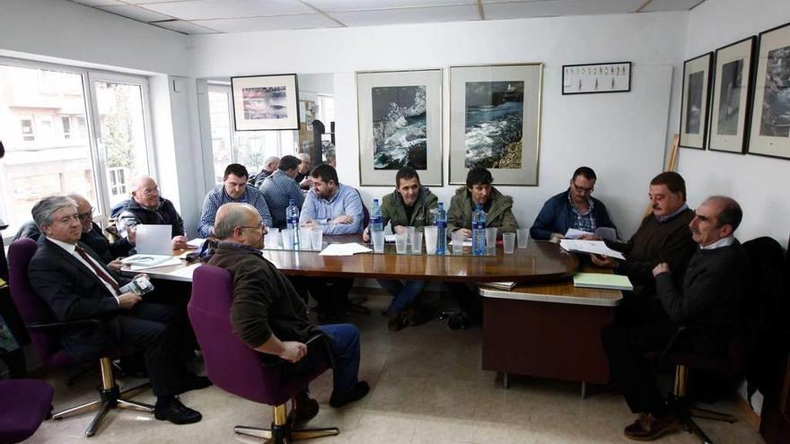 Representantes de las asociaciones de pescadores de Asturias, en la reunión de ayer.