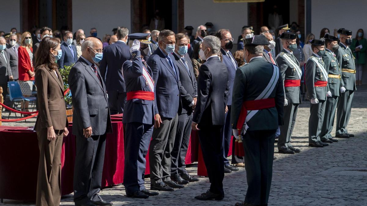 El ministro del Interior, Fernando Grande-Marlaska (2i), y la ministra de Justicia, Pilar Llop (1i), durante los actos de celebración de la Patrona de la Guardia Civil.