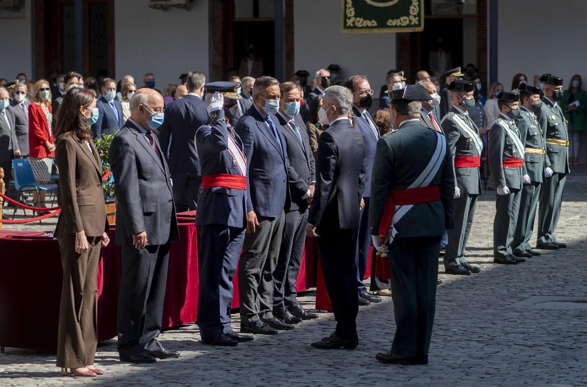El ministro del Interior, Fernando Grande-Marlaska (2i), y la ministra de Justicia, Pilar Llop (1i), durante los actos de celebración de la Patrona de la Guardia Civil.
