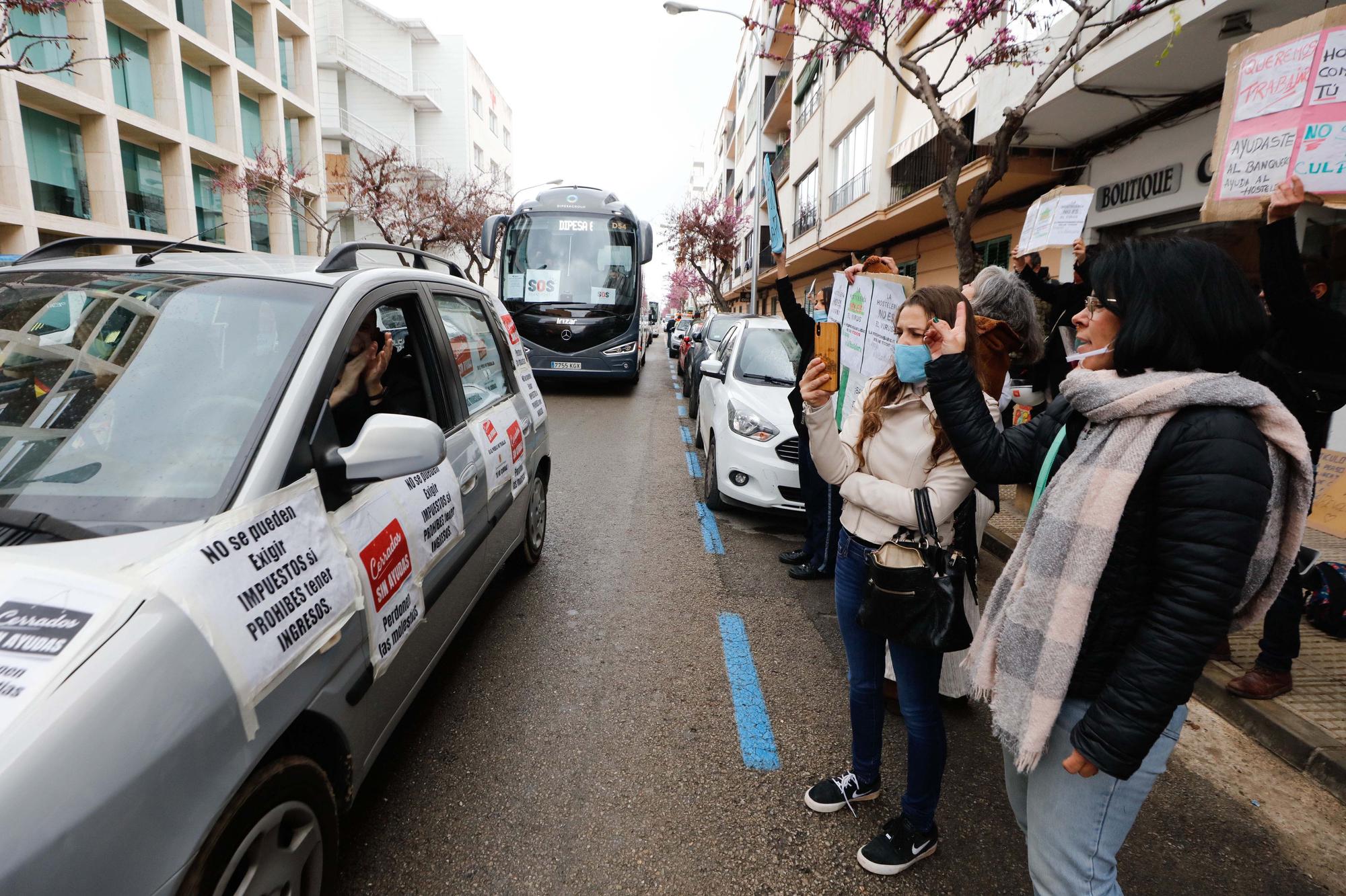 La manifestación motorizada de las patronales de Ibiza congrega a 120 vehículos