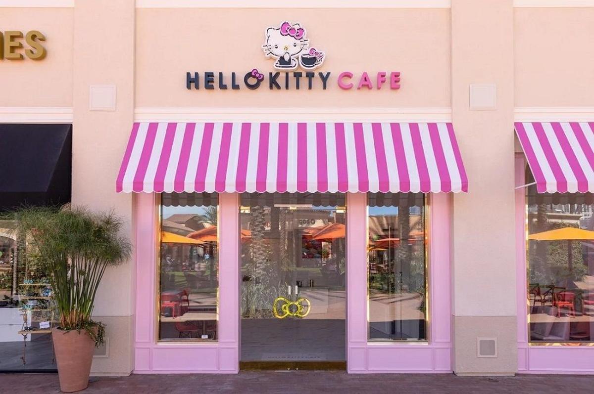 Desde fuera, el Hello Kitty Grand Cafe ya promete