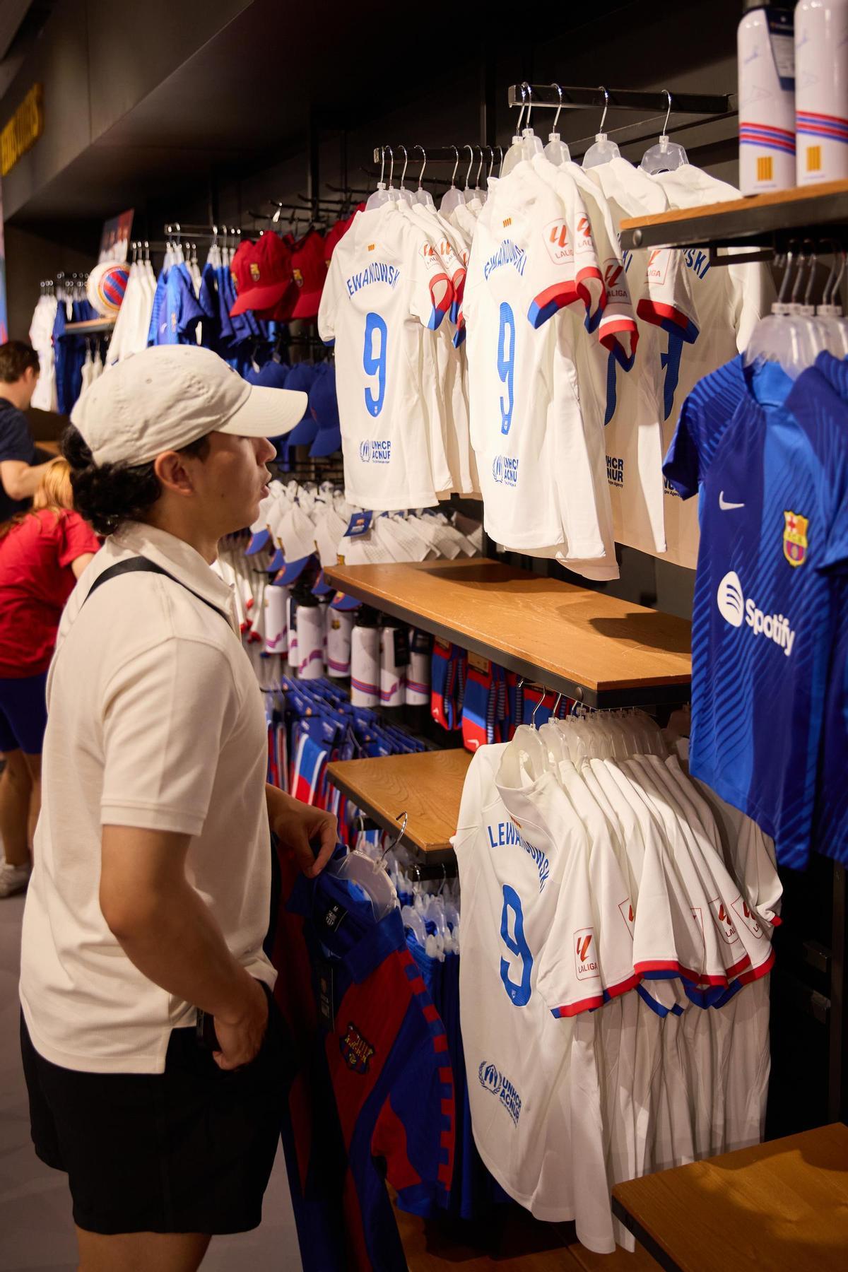 ¡Locura por la nueva camiseta blanca del Barça!