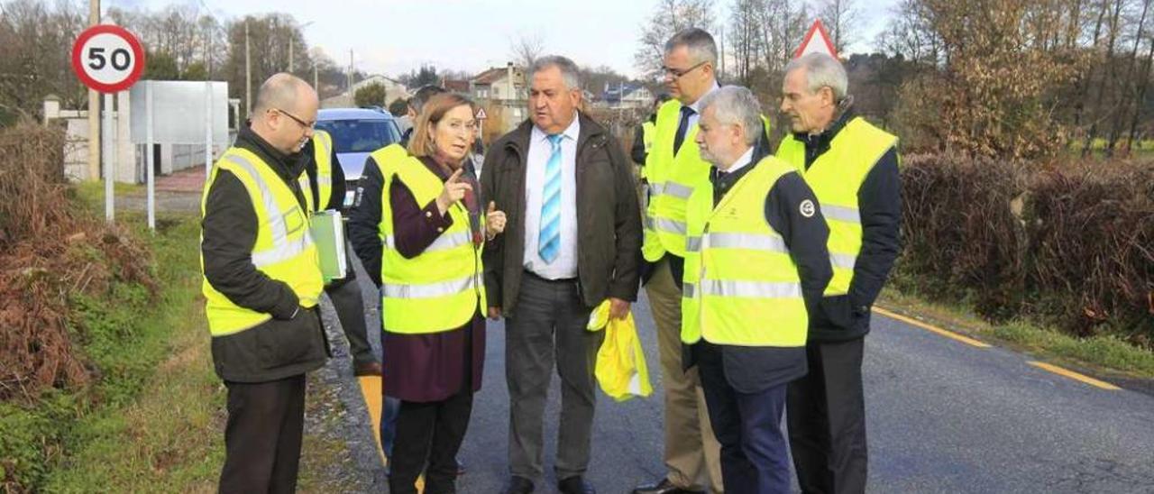 La ministra de Fomento, Ana Pastor, en la visita que realizó a unos de los viales afectados por las obras del AVE. // Jesús Regal