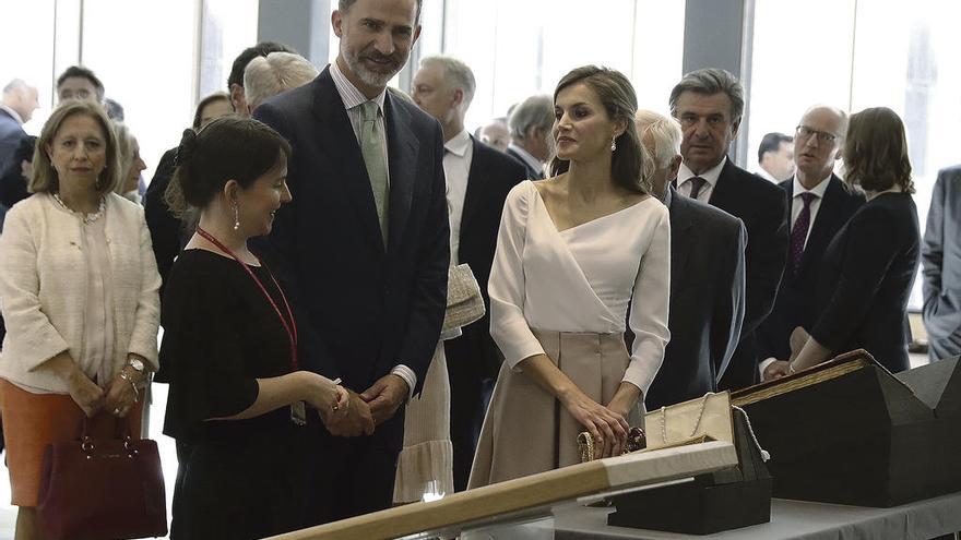 Los Reyes, ayer, visitando la Biblioteca Weston. // Efe