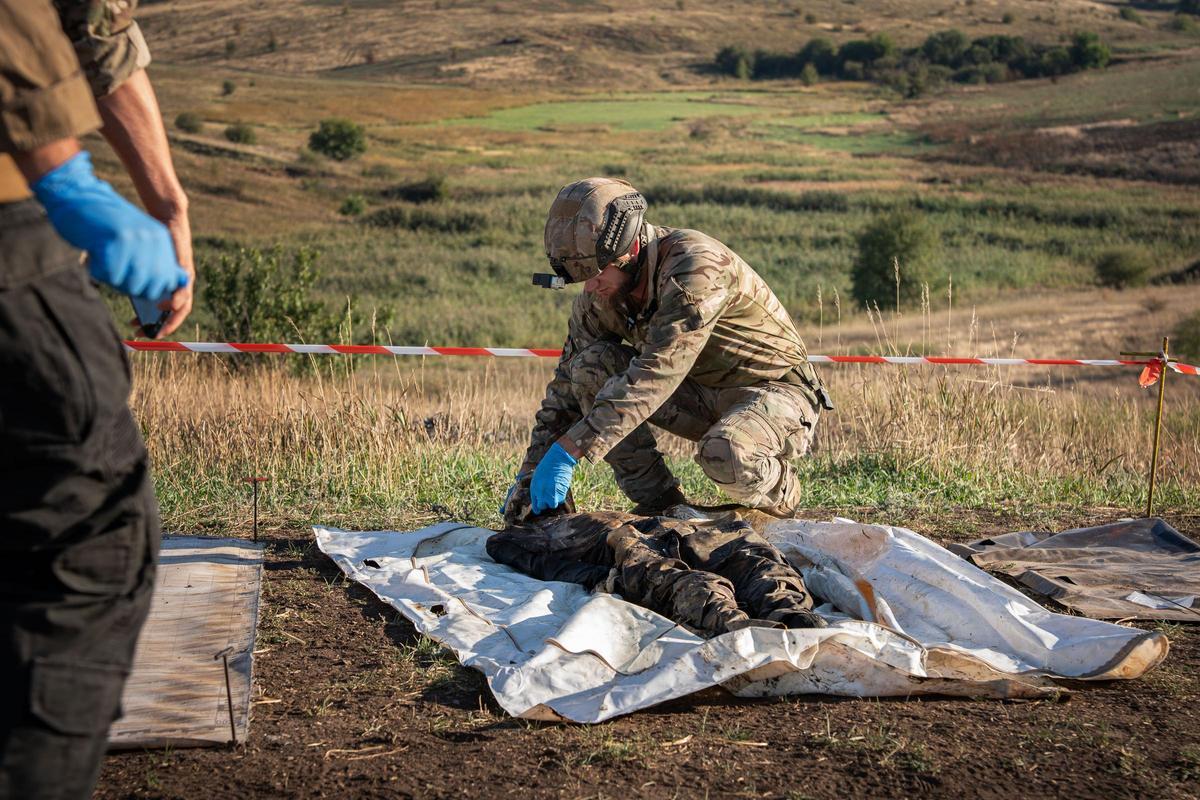Buscadores de cadáveres en la guerra de Ucrania