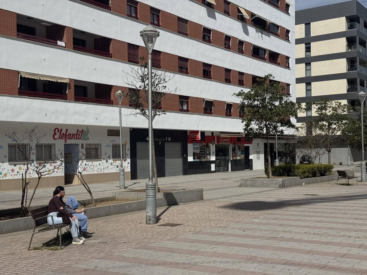 Barrio nuevo Huerta Santa Isabel y Poniente, Comercios y solares