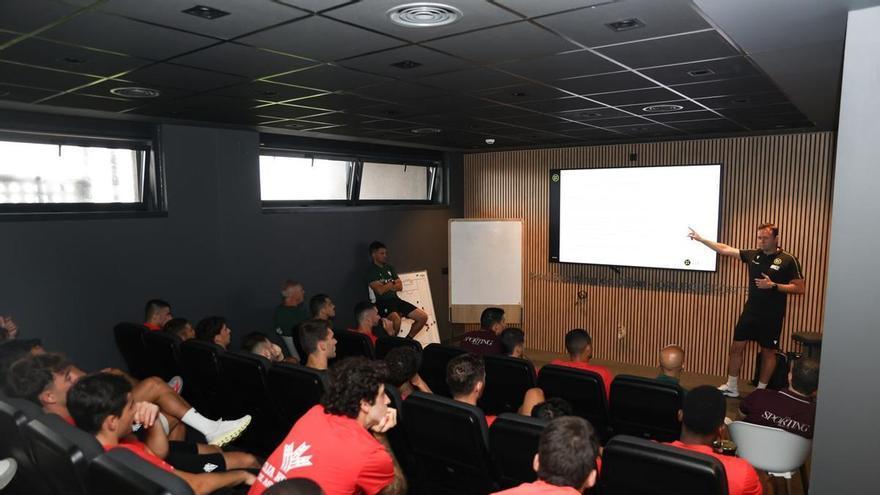 El Sporting recibe formación arbitral antes del comienzo de temporada