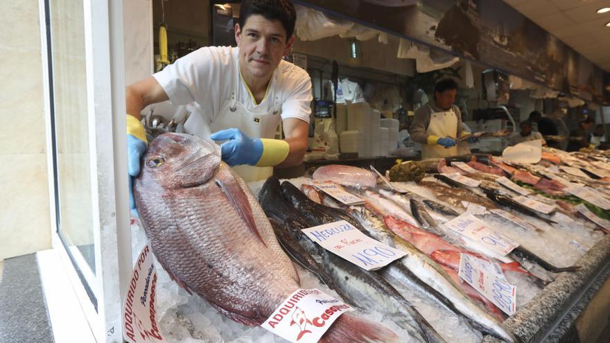 Samuel Guillén, de pescaderías Casapesca, en Avilés, muestra un rubiel de 9 kilos (imagen de archivo).