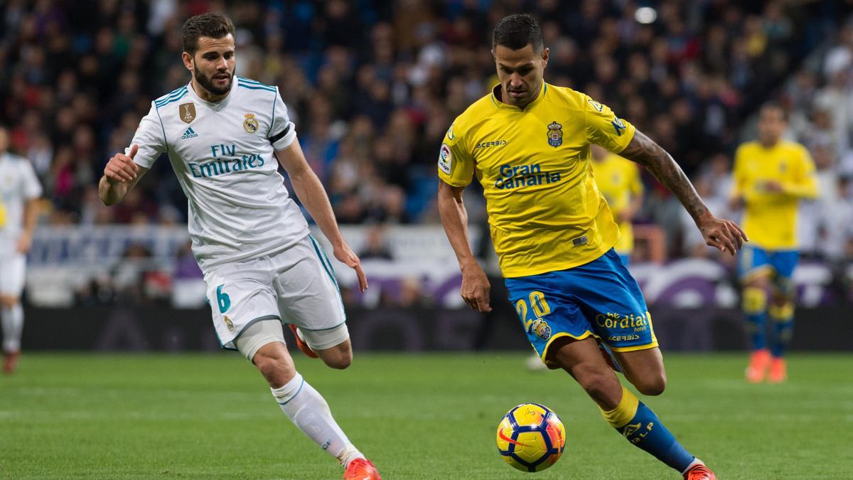 Vitolo, en el Bernabéu, supera a Nacho.