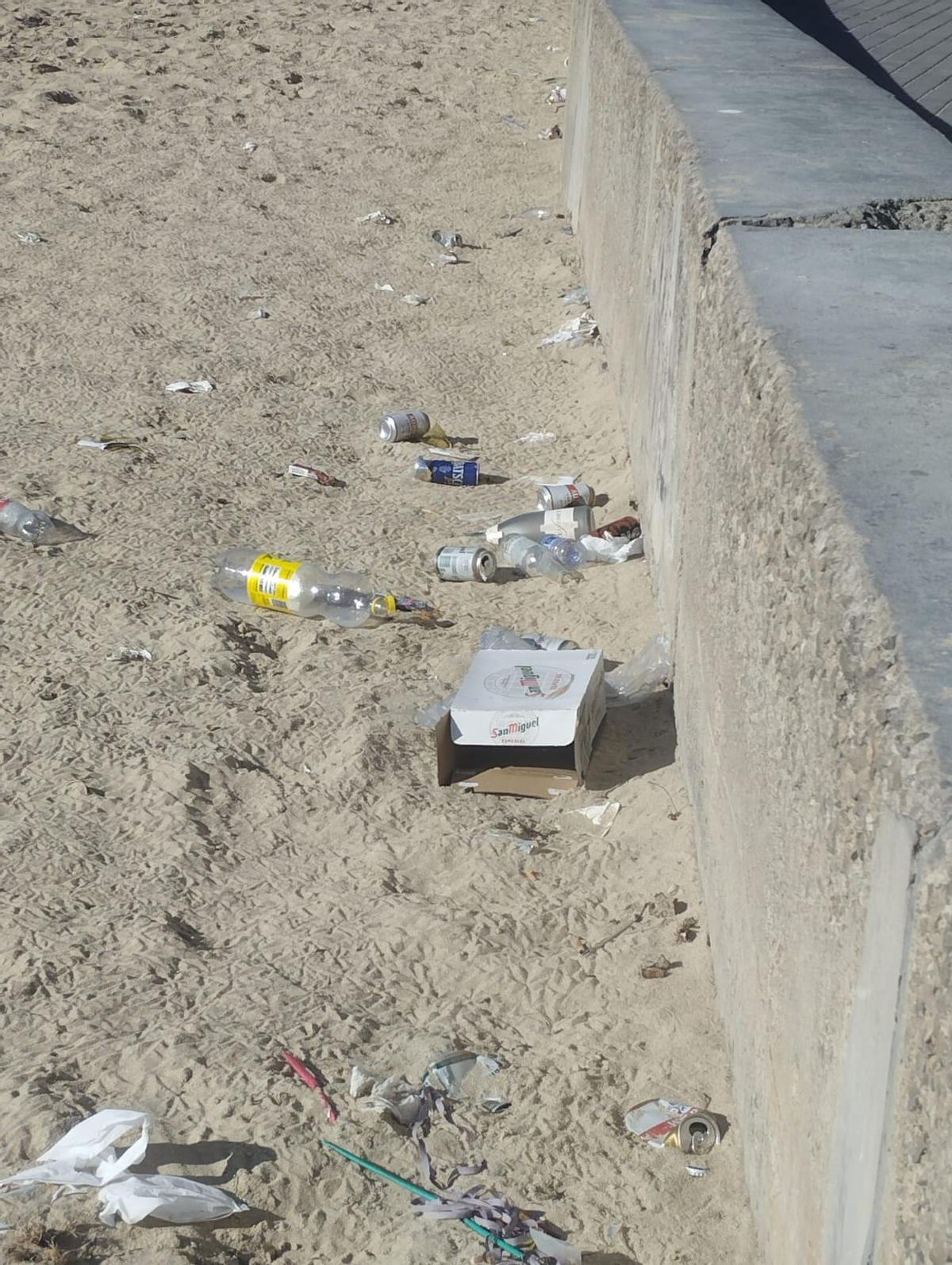 Desperdicios en la arena.