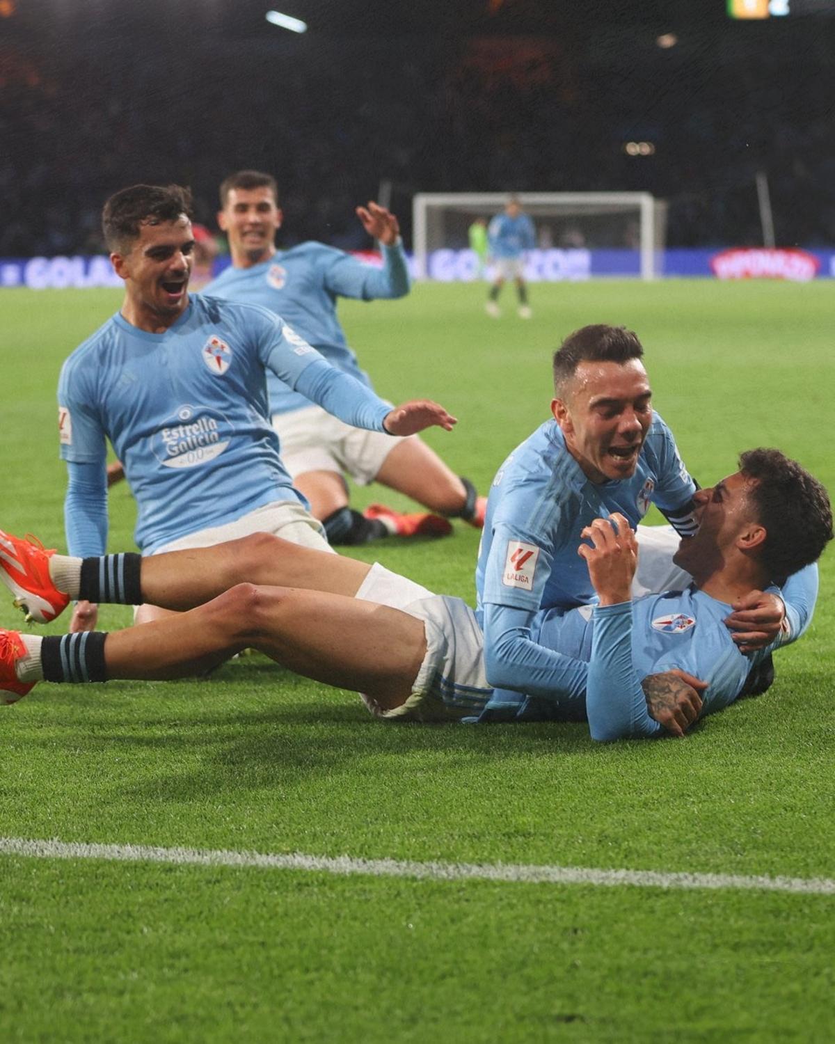 Hugo Álvarez recibe la felicitación de Aspas tras el gol del Athletic, junto a Sotelo y Domínguez