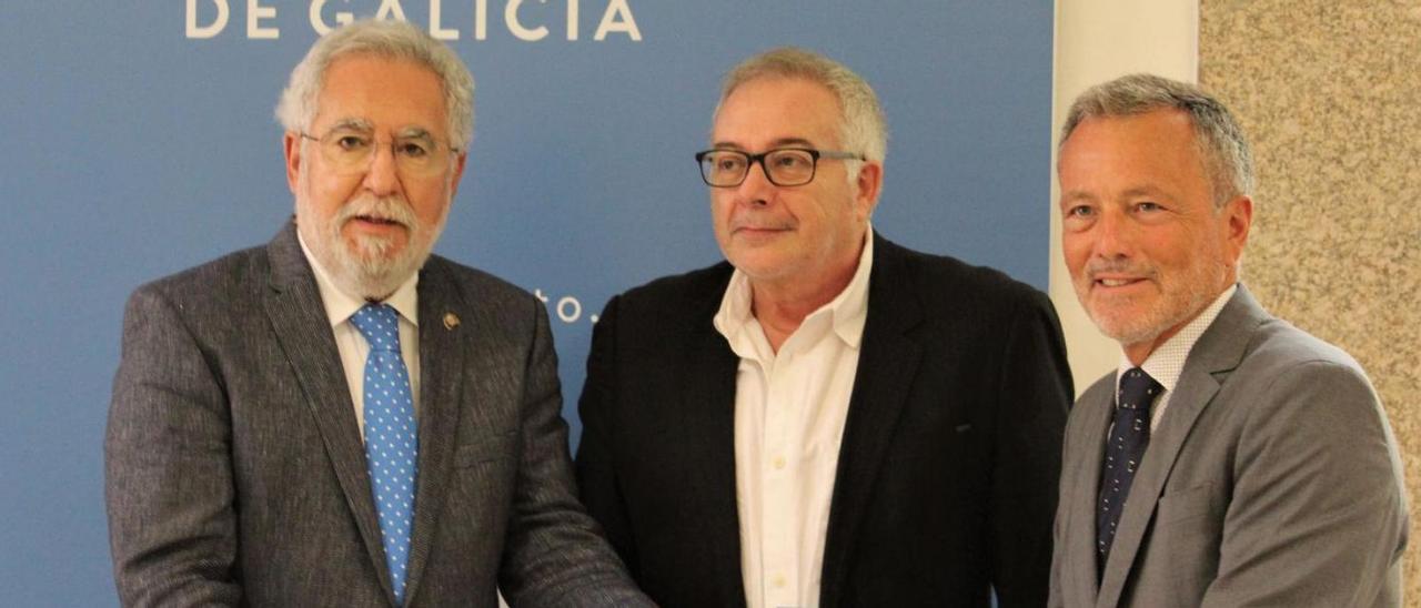 Agustín Hernández entrega a Miguel Santalices la memoria de 2021 sobre Galicia del CES.