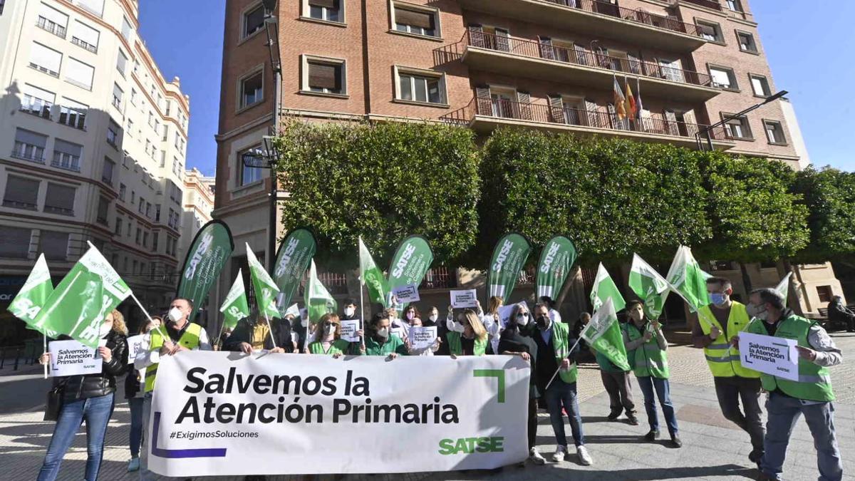 Protesta convocada por Satse para reclamar mejoras en los centros de salud.