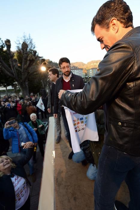 Acto político de Pedro Sánchez en El Entrego