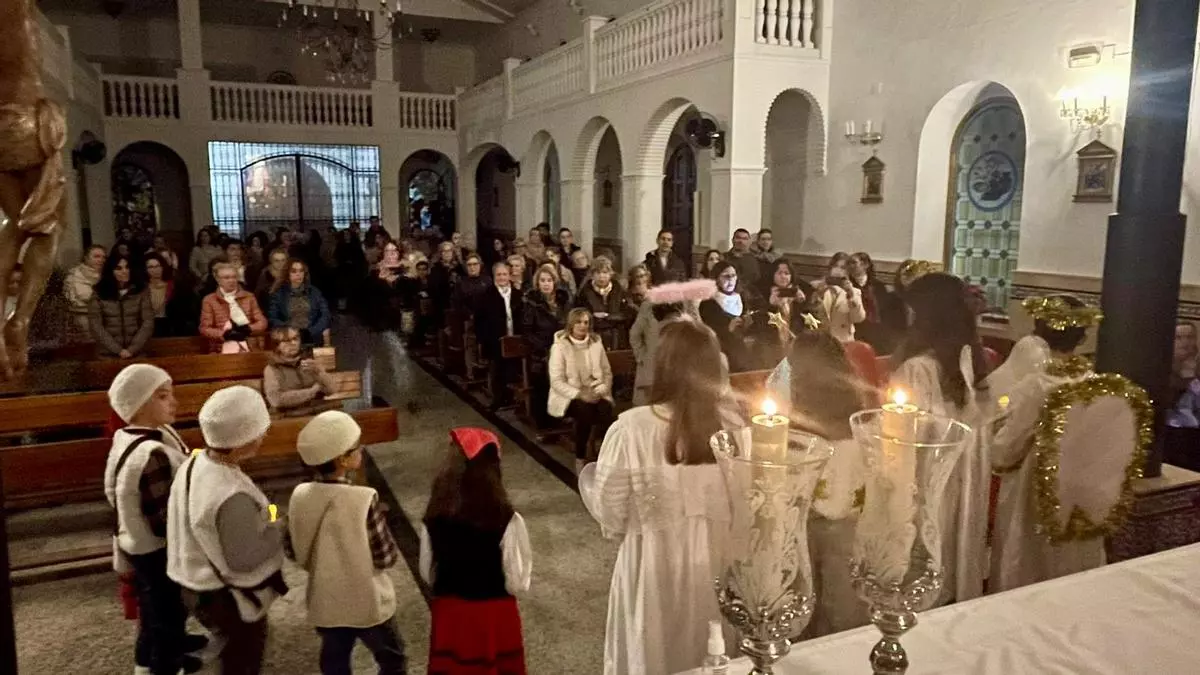 Los catecúmenos de Primera Comunión protagonizan el acto de adoración al Niño Jesús