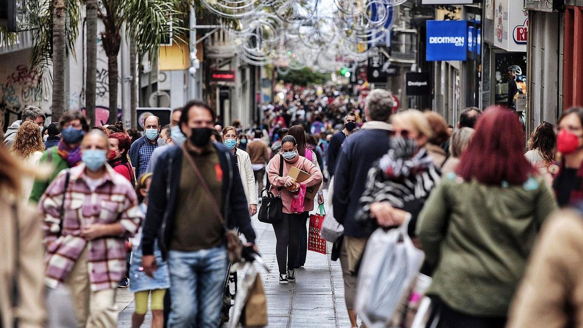 Numerosas personas transitan por la calle Castillo, en Santa Cruz de Tenerife, el pasado 4 de enero.