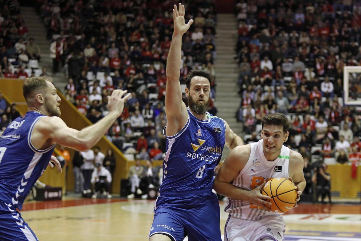 Sergi Martínez, en acció contra el San Pablo Burgos