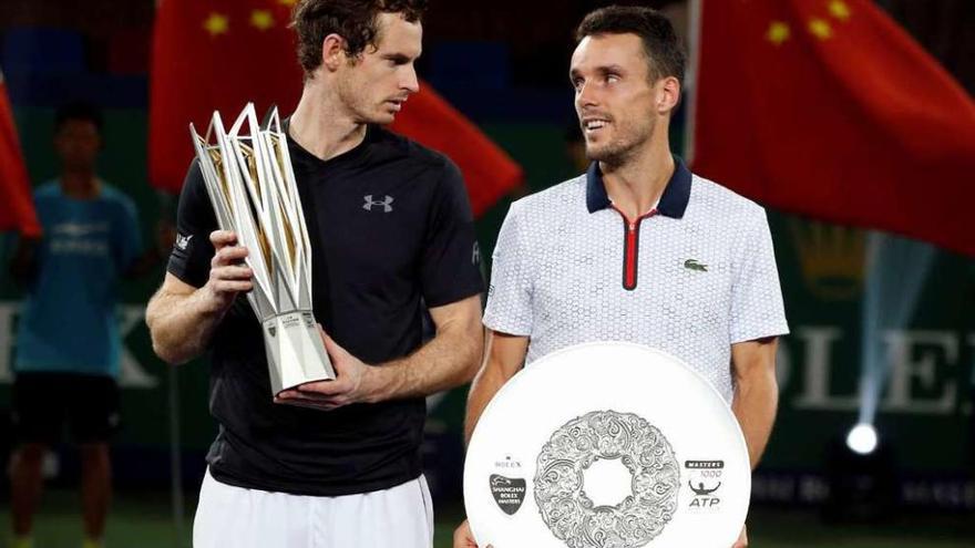 Andy Murray (izda.) y Roberto Bautista posan con sus trofeos en Shanghái. // Aly Song