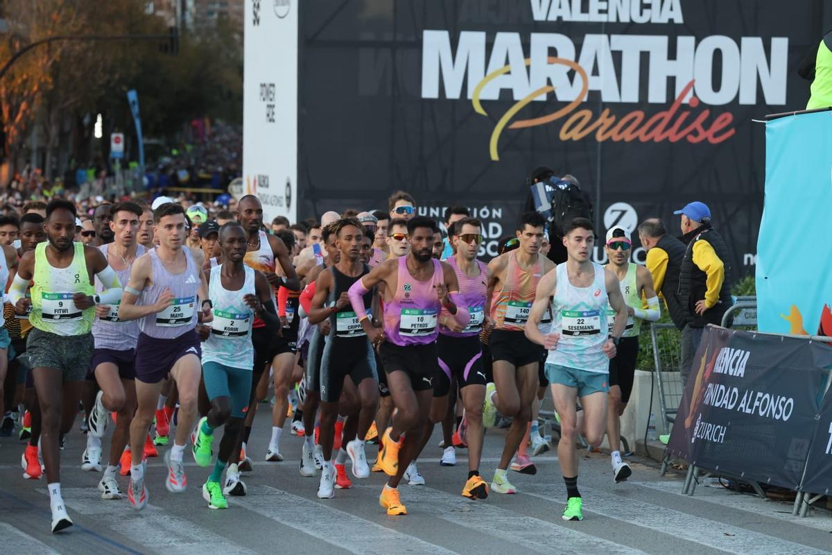 Los atletas élite, a los pocos metros de empezar la prueba.