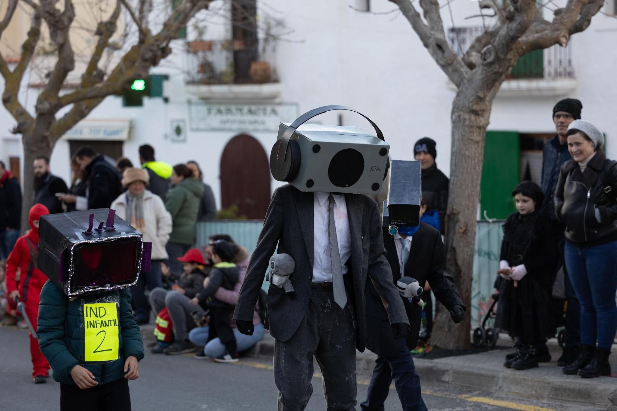 Mira aquí las imágenes de la rúa de carnaval en Sant Joan