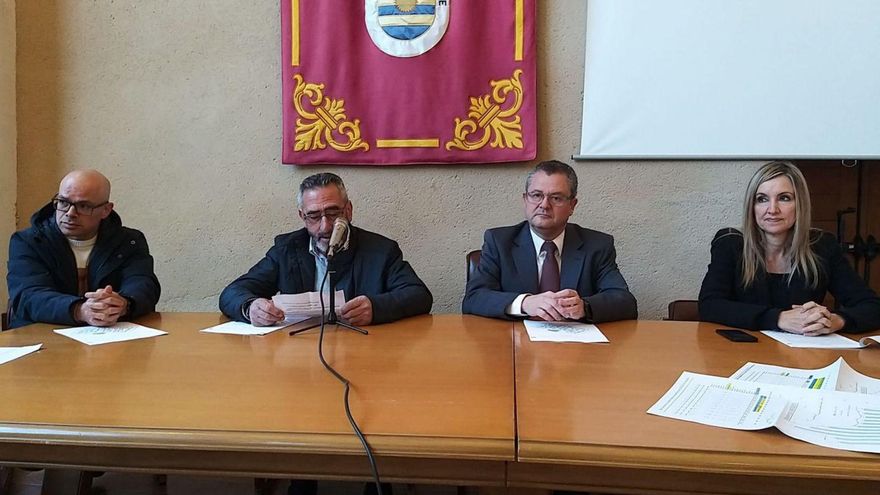 El consejero de Agricultura (centro), junto al presidente de la Mesa del Lechazo, Secundino Cordero. | A. B.