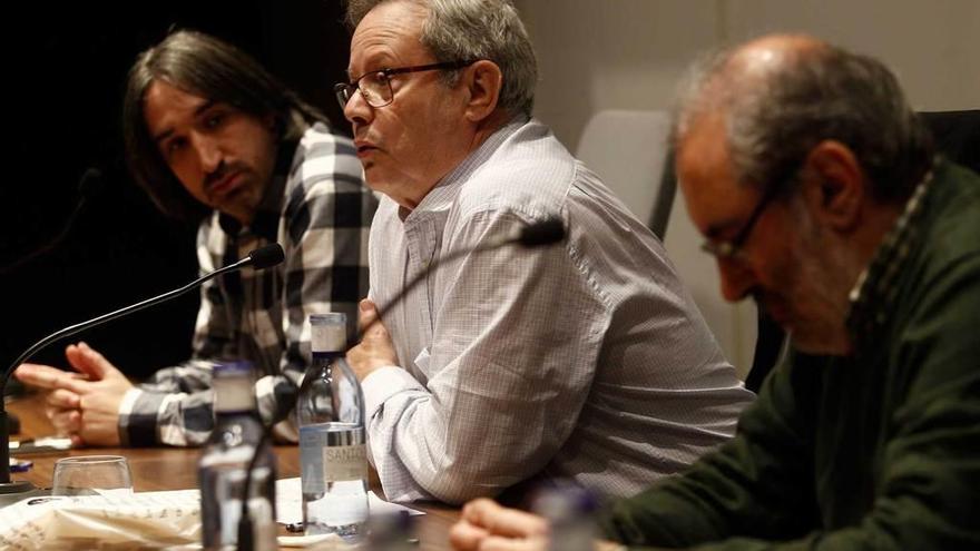 De izquierda a derecha, Pablo Montes, José Luis Martín Ramos y Francisco Erice, ayer, en el Club Prensa Asturiana de LA NUEVA ESPAÑA.