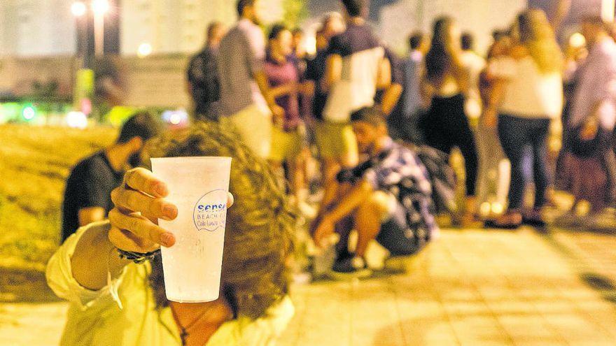 Jóvenes celebran un botellón, en una foto de archivo.