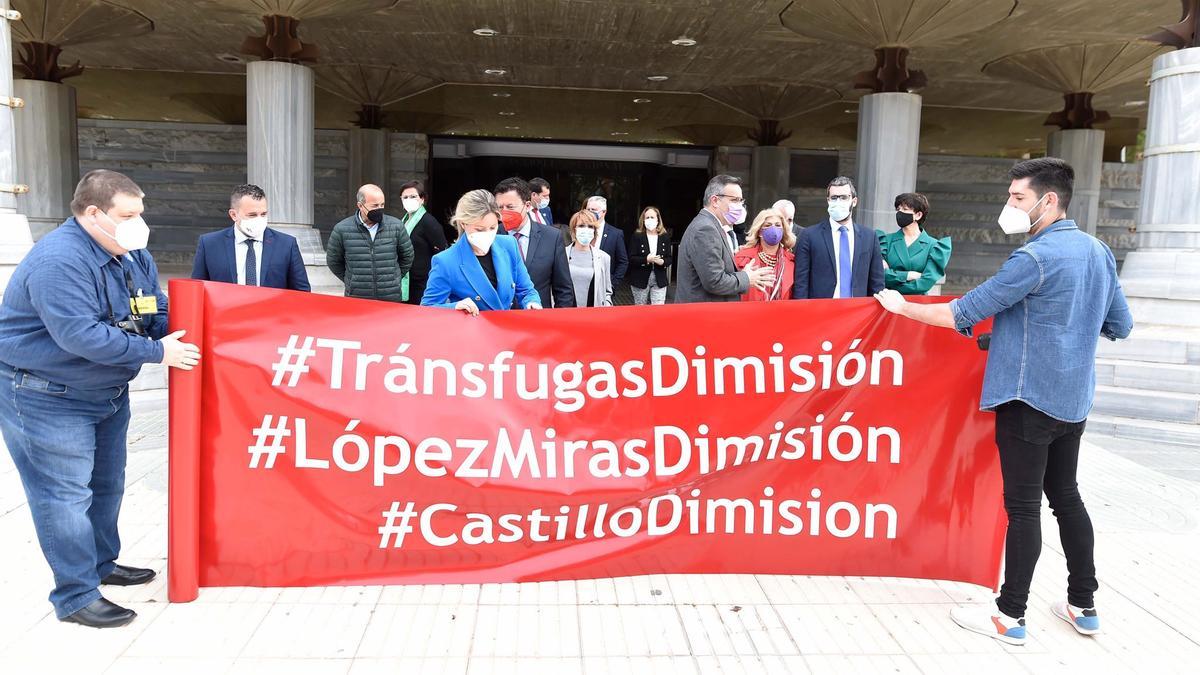Esta mañana, a las puertas de la Asamblea, Diego Conesa y Ana Martínez Vidal, entre otros miembros de sus partidos, han denunciado el transfuguismo.
