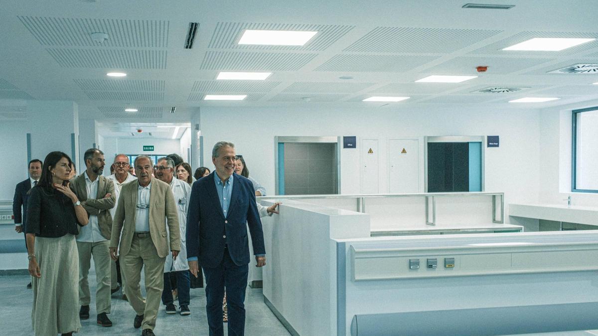 El conselleiro de Sanidade, Gómez Caamaño, acompañado por la titular de Infraestructuras, Martínez Allegue, durante su visita al nuevo edificio