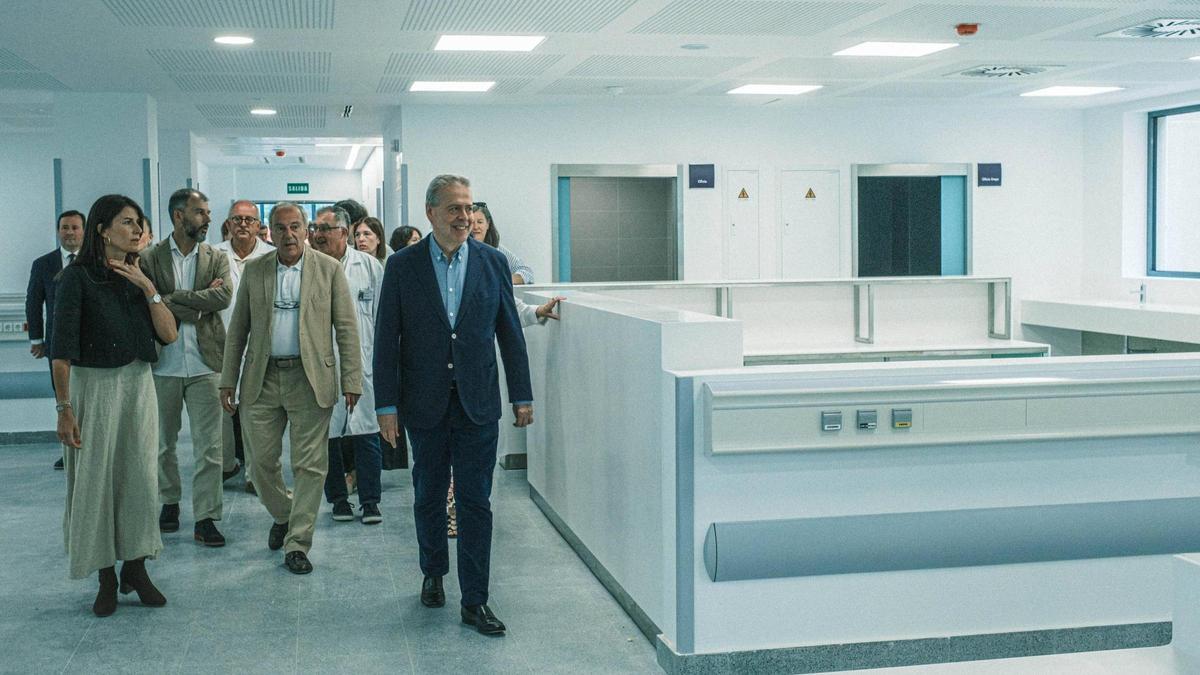 El conselleiro de Sanidade, Gómez Caamaño, acompañado por la titular de Infraestructuras, Martínez Allegue, durante su visita al nuevo edificio