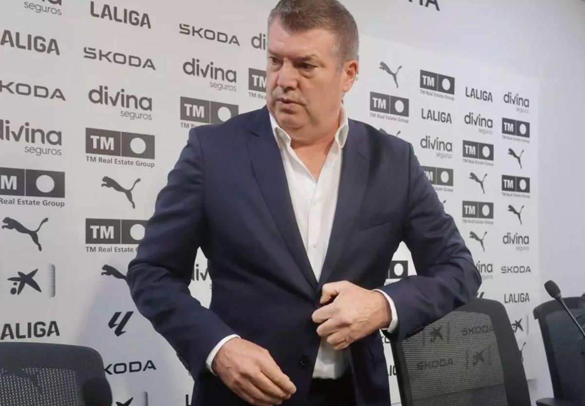 Ron Gourlay se ajusta los botones de la chaqueta en la sala de prensa de Paterna el pasado lunes