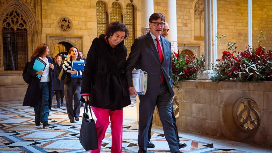 El president de la Generalitat, Salvador Illa, amb la consellera d’Economia, Alícia Romero, en l’última reunió del Govern de l’any.