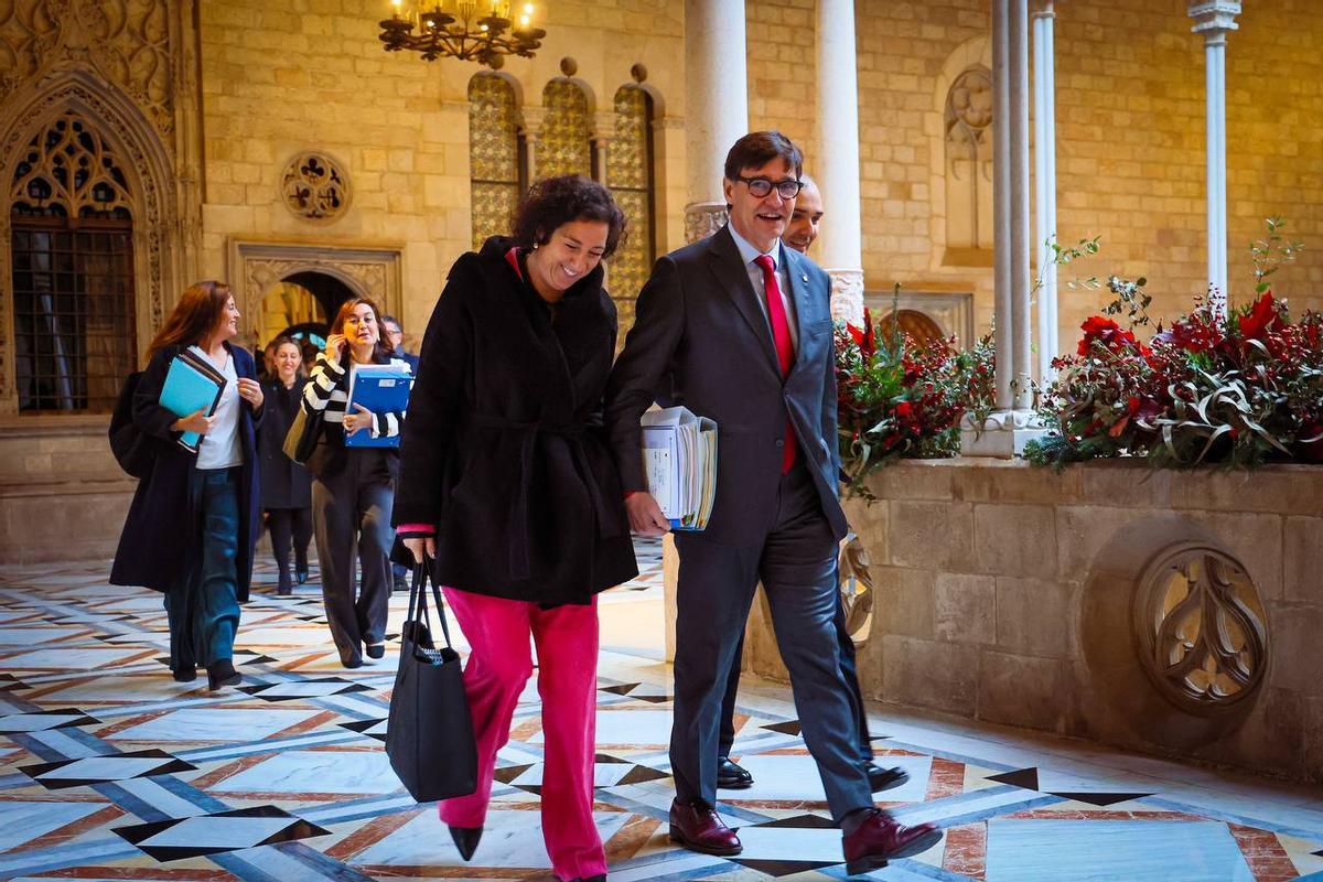 El president de la Generalitat, Salvador Illa, con la consellera de Economia, Alícia Romero, en la última reunión del Govern del año.